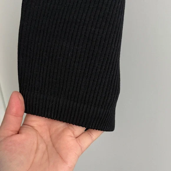 Chic Black Ribbed Crop Top - Picture 4 of 4